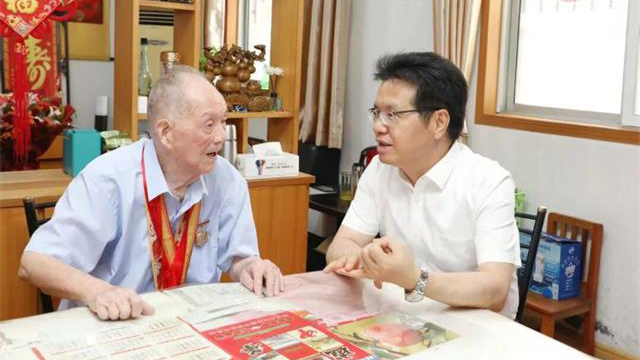 王劍鋒周偉走訪(fǎng)慰問(wèn)抗戰(zhàn)老戰(zhàn)士老同志